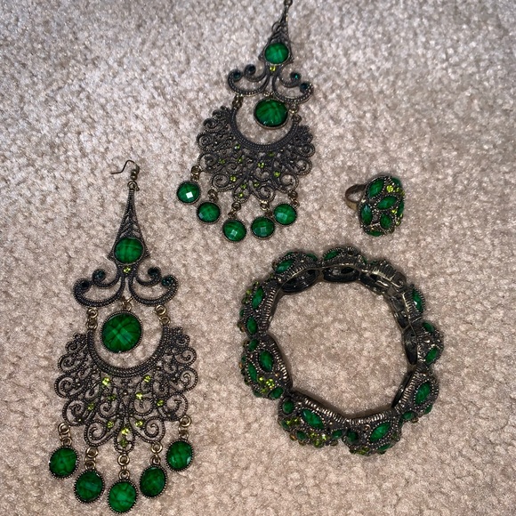 Green and Silver Jewelry Set - Picture 2 of 6